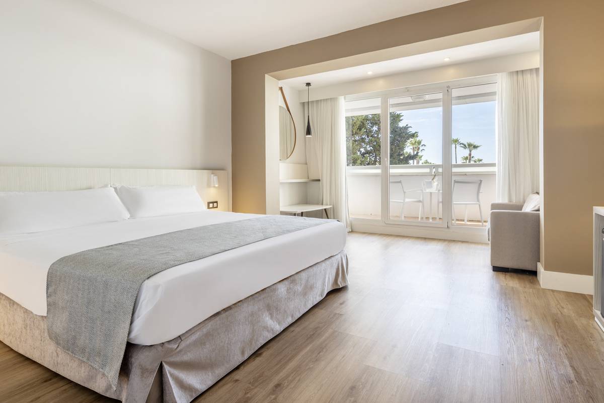Habitación triple del hotel islantilla en huelva Hotel ILUNION Islantilla Huelva