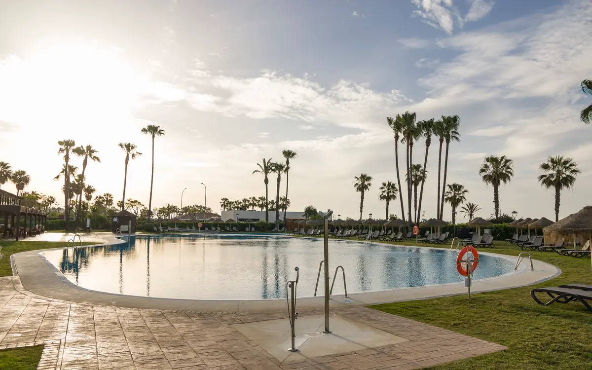 Piscinas exteriores Hotel ILUNION Islantilla Huelva